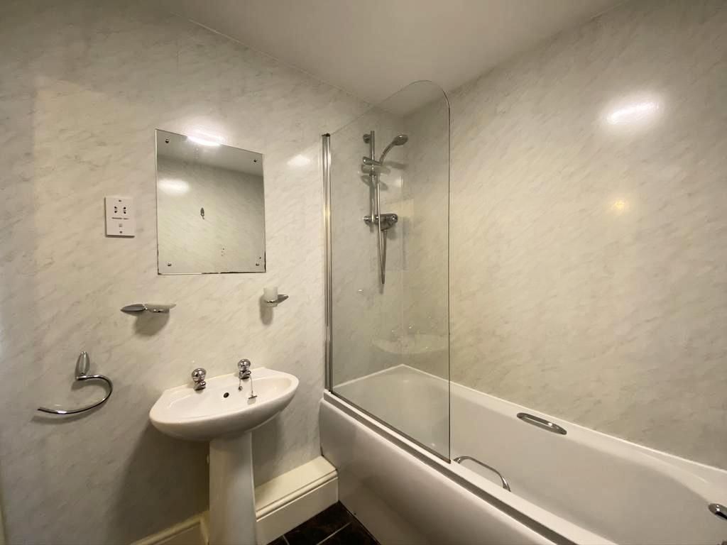 Chapel Corner Brake Road house to let in Reading